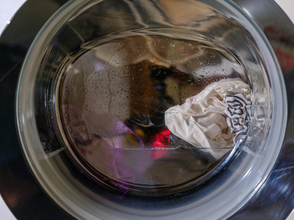 pexels-photo-27376258-27376258-1 The washing machine washes dirty colored clothes